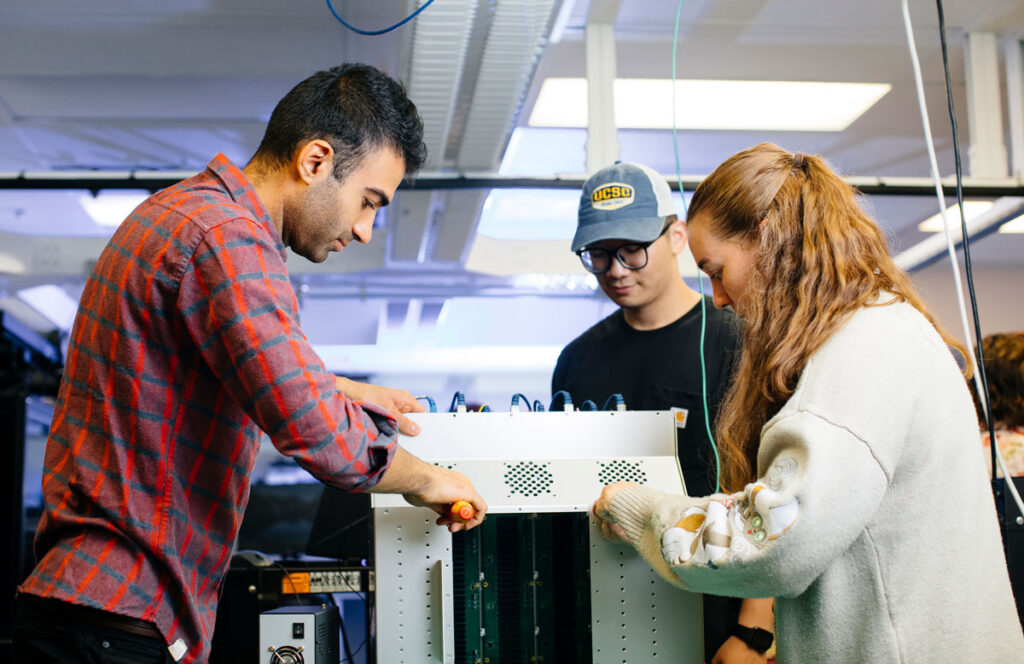 Students are working in the lab