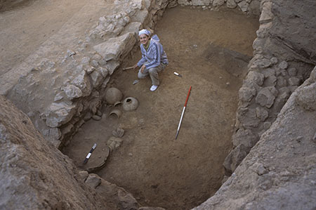 Using trowels and brushes to remove ancient soil at an Early Bronze Age burial site in Umm el-Marra, Western Syria—35 miles from modern-day Aleppo—Elaine Sullivan unearthed a pivotal clue: four small clay cylinders inscribed with mysterious symbols. Photo courtesy of Glenn Schwartz.